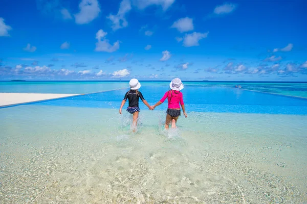 Adorables niñas en la piscina al aire libre en las vacaciones de verano — Foto de Stock