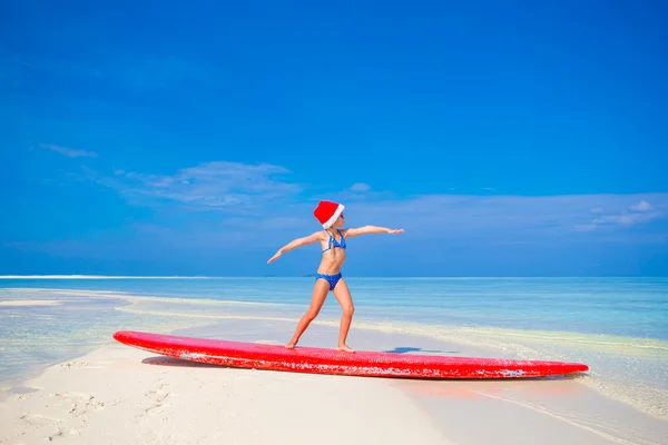 Pequena menina bonito em chapéu de Santa durante as férias na praia em Maldivas — Fotografia de Stock