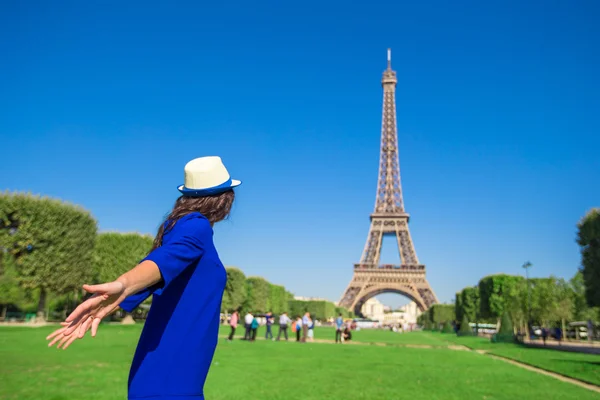 Молодая женщина с веселым фоном Эйфелева башня в Париже — стоковое фото