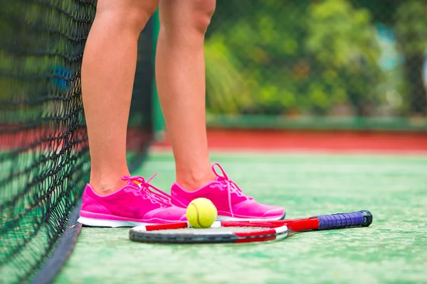 Primer plano de los zapatos con la raqueta de tenis y pelota al aire libre en la cancha —  Fotos de Stock