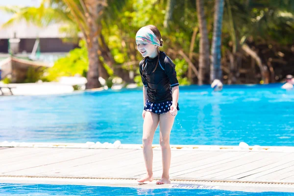 在室外游泳池里快乐可爱的小女孩 — 图库照片