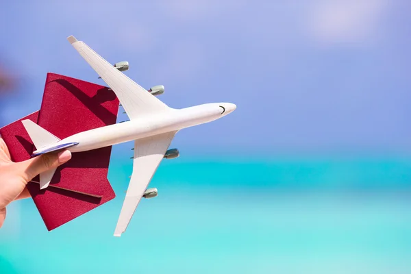 Close-up van paspoorten en wit vliegtuig achtergrond de zee — Stockfoto
