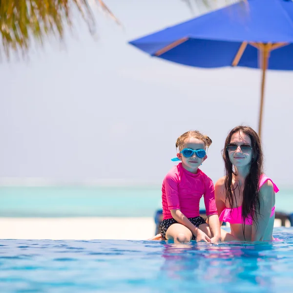 Małe słodkie dziewczyny i szczęśliwą matką korzystających wakacje w basen na zewnątrz — Zdjęcie stockowe