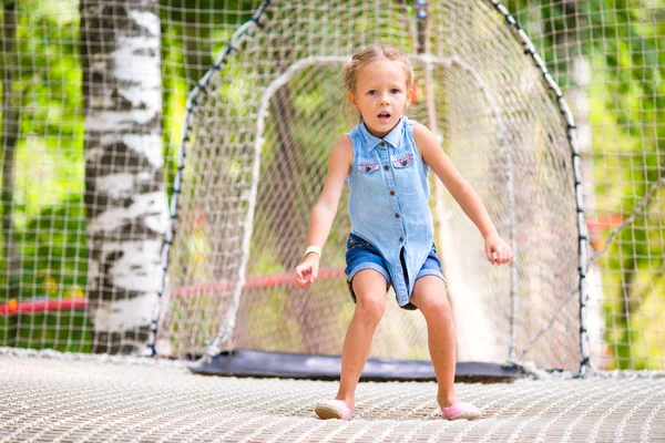 Niña linda en el parque de verano al aire libre — Foto de Stock