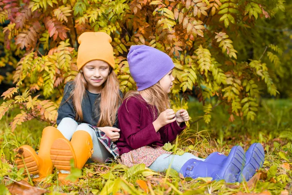 Malé rozkošné dívky v teplém slunečném podzimním dni venku — Stock fotografie
