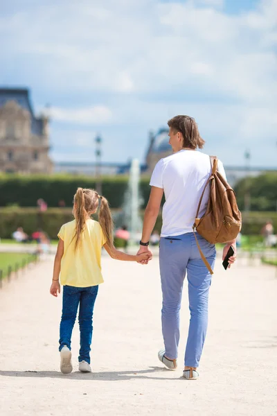 Familia en la ciudad europea, París, Francia. Vacaciones de verano en Francia, viajes y concepto de personas . — Foto de Stock