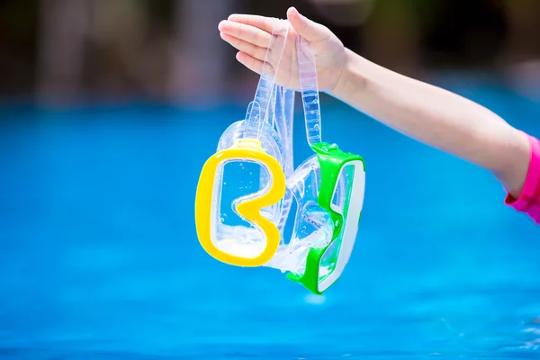 Deux masques de plongée mouillés à la main de l'enfant près de la piscine — Photo