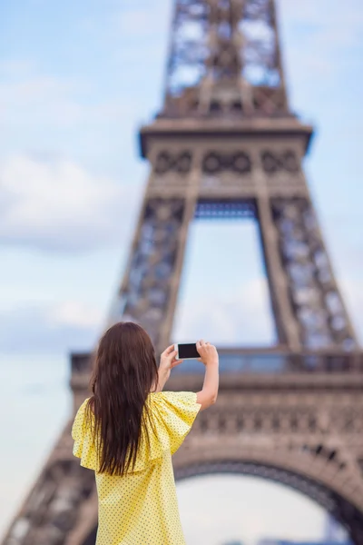 Genç kadın telefonu arka plan Eyfel Kulesi Paris fotoğraf yapma — Stok fotoğraf