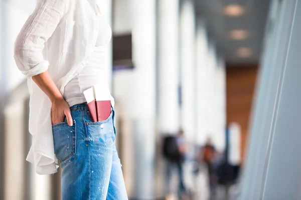 Closeup paspoorten en boarding pass op de luchthaven binnen achtergrond vliegtuig — Stockfoto