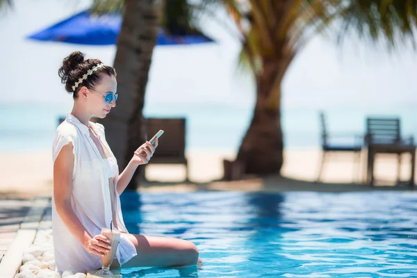 Hermosa joven relajante durante las vacaciones tropicales en Maldivas — Foto de Stock