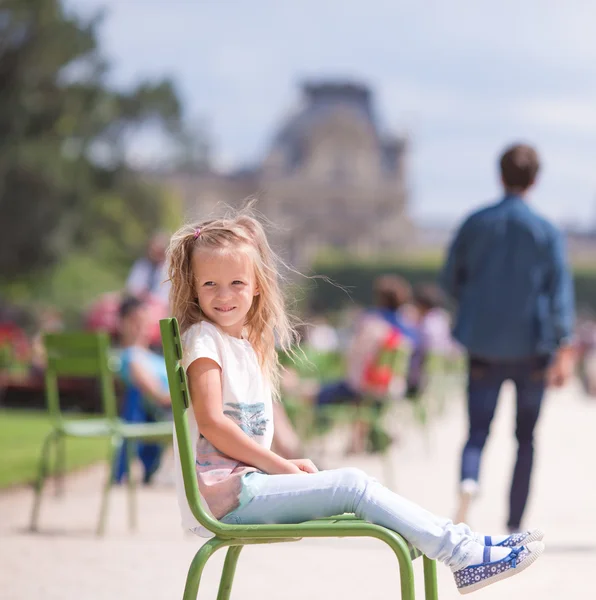 Adorable moda dziewczynki na świeżym powietrzu w ogrodach Tuileries, Paryż, Francja — Zdjęcie stockowe