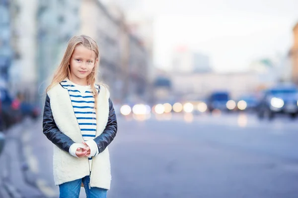 Adorable niña de moda al aire libre en la ciudad europea —  Fotos de Stock