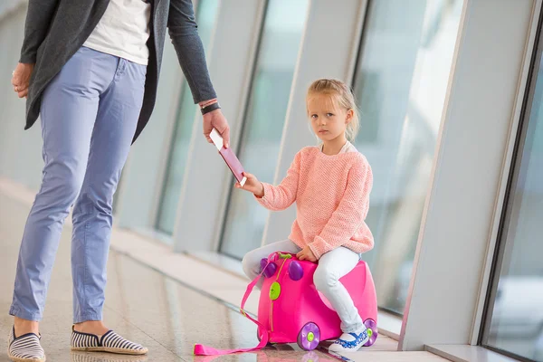 Familia feliz con tarjeta de embarque y equipaje en el aeropuerto esperando el embarque —  Fotos de Stock