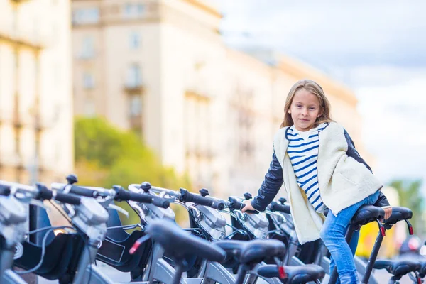Adorable fashion little girl outdoors in European city — Stock Photo, Image