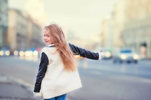 Adorable little girl get taxi outdoors in European city — Stock Photo, Image