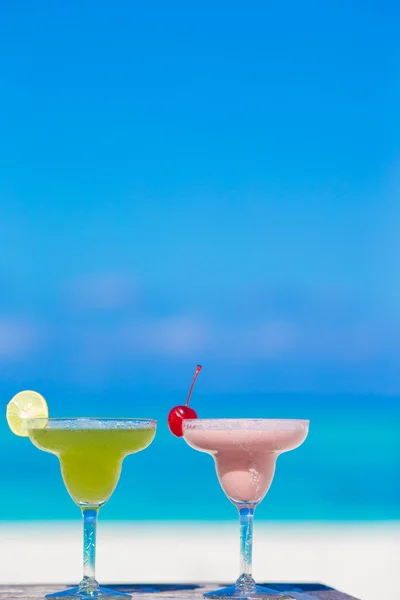 Two tasty cocktails on tropical white beach — Stock Photo, Image