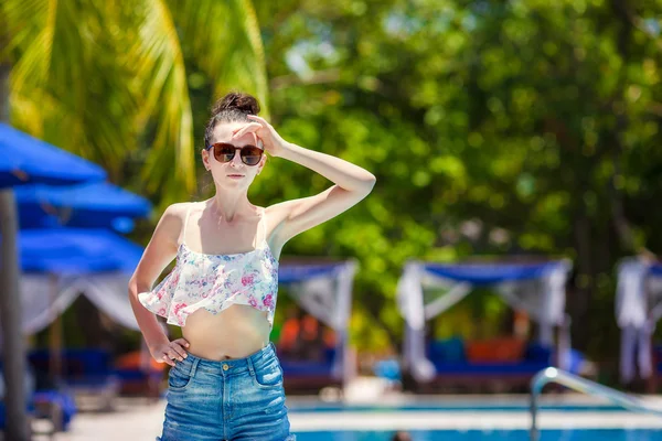 Mulher bonita relaxante na piscina — Fotografia de Stock