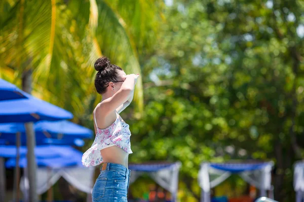 Hermosa joven relajante durante las vacaciones tropicales en Maldivas — Foto de Stock