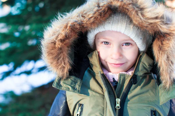 Retrato de niña adorable en nieve día de invierno soleado —  Fotos de Stock