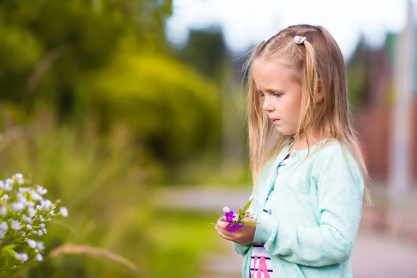 Маленькая милая девочка в летнем парке на открытом воздухе — стоковое фото