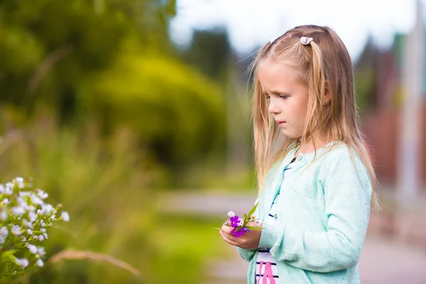 Piccola ragazza carina nel parco estivo all'aperto — Foto Stock