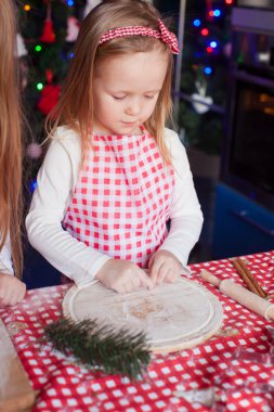 Küçük sevimli kız gingerbread çerezleri Noel için ev mutfak fırın