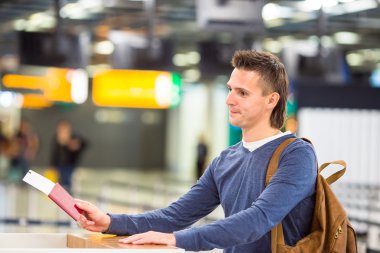 Resepsiyondaki havaalanında pasaport ve yatılı genç adamla geçer