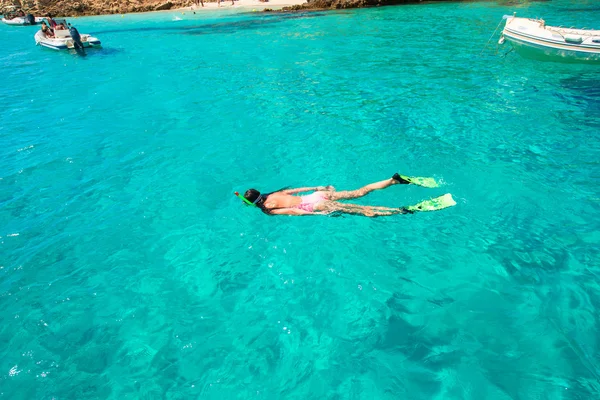 Mujer joven haciendo snorkel en agua tropical de vacaciones —  Fotos de Stock