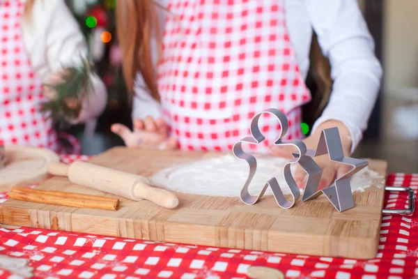 Piccola ragazza carina cottura biscotti di pan di zenzero per Natale a casa cucina — Foto Stock