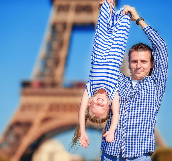 Boldog családi háttér párizsi Eiffel-torony. Francia nyaralás, utazás, és az emberek koncepció. — Stock Fotó