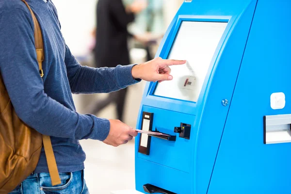 Nahaufnahme-Anzeige am SB-Transferautomaten, beim Check-in für den Flug oder beim Kauf von Flugtickets am Flughafen — Stockfoto