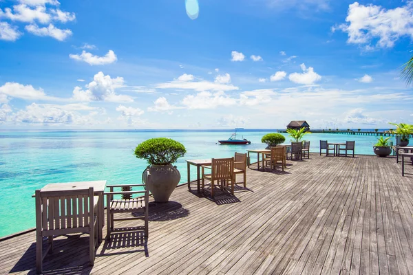 아름다운 열대 섬에 있는 여름비어 있는 카페 — 스톡 사진