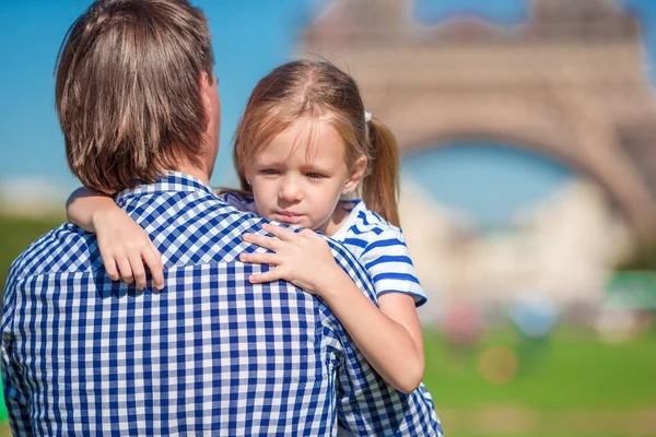 Szczęśliwą rodzinę w Paryżu tło Wieża Eiffla. Francuski wakacji, podróży i ludzi pojęcie. — Zdjęcie stockowe