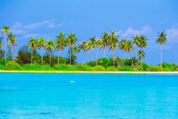 Perfect white beach with turquoise water at ideal island — Stock Photo, Image