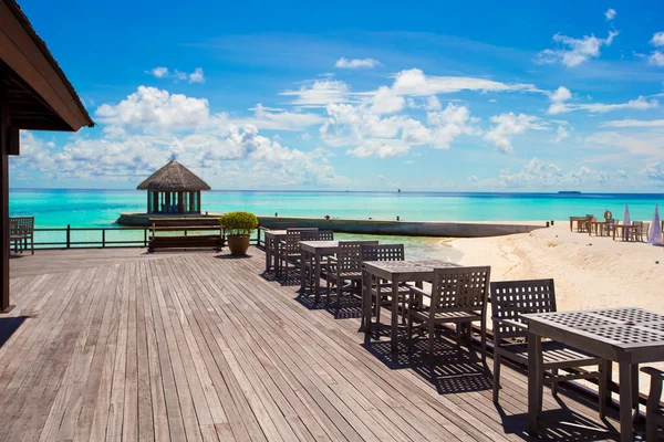 Zomer lege outdoor cafe op kust bij exotische eiland in de Indische Oceaan — Stockfoto