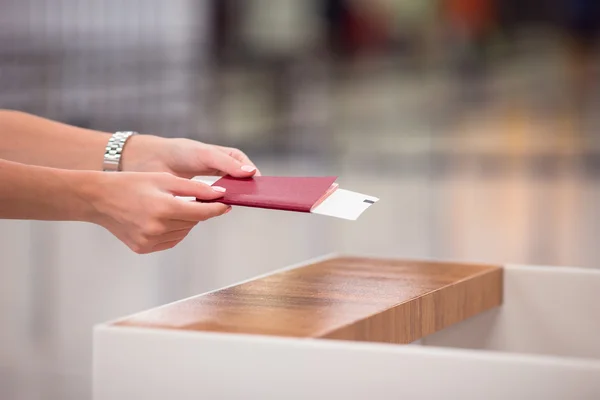 Passaporti di primo piano e carta d'imbarco in aeroporto al coperto — Foto Stock