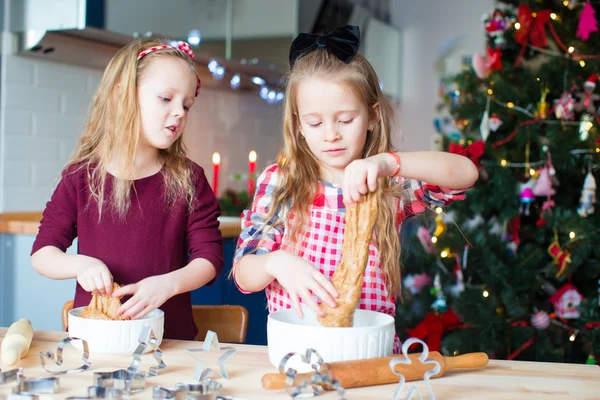 Little happy girls baking gingerbread cookies for Christmas at home kitchen — Stock Photo, Image