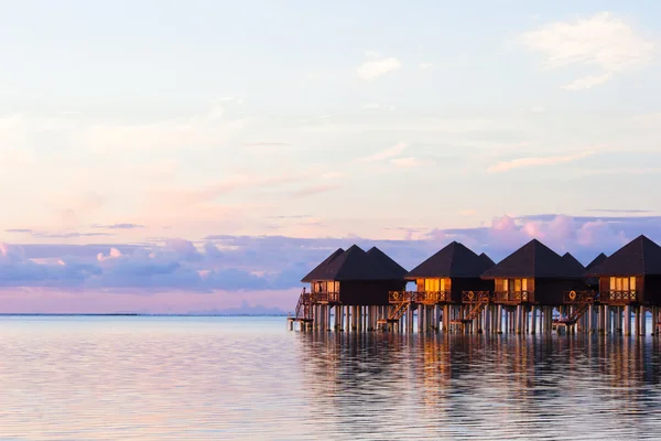 Ville d'acqua, bungalow sull'isola tropicale perfetta ideale — Foto Stock