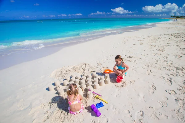 熱帯休暇中にビーチのおもちゃで遊んでいる女の子 — ストック写真