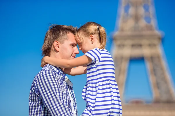 Famiglia felice a Parigi sfondo Torre Eiffel. Vacanze estive francesi, viaggi e concetto di persone . — Foto Stock