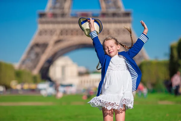 Liebenswertes kleines Mädchen in Paris im Hintergrund des Eiffelturms während der Sommerferien — Stockfoto