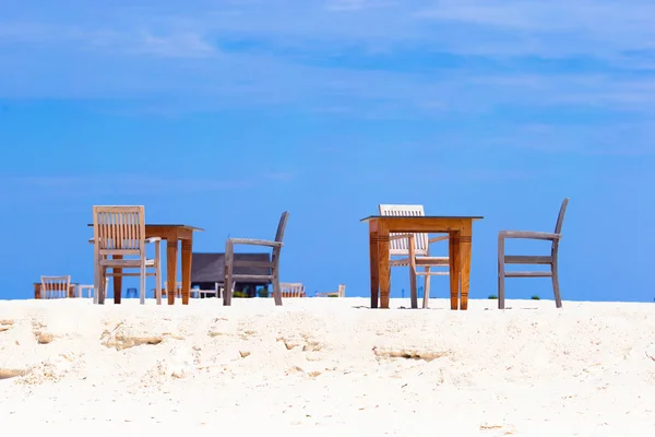 Zomer lege outdoor cafe aan exotische oever — Stockfoto