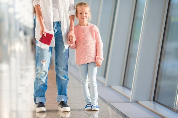 Familia feliz con tarjeta de embarque en el aeropuerto esperando el vuelo —  Fotos de Stock