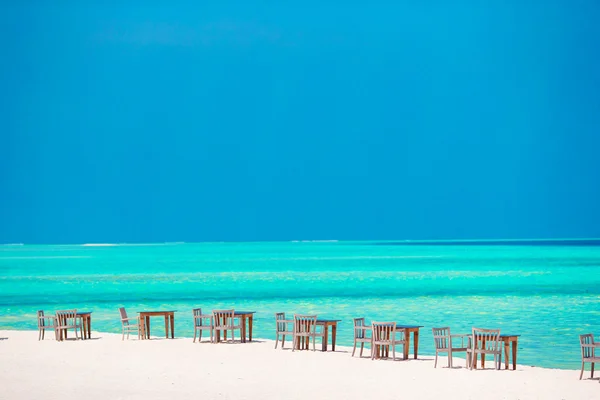 Summer empty outdoor cafe on shore at exotic island in indian ocean — Stock Photo, Image