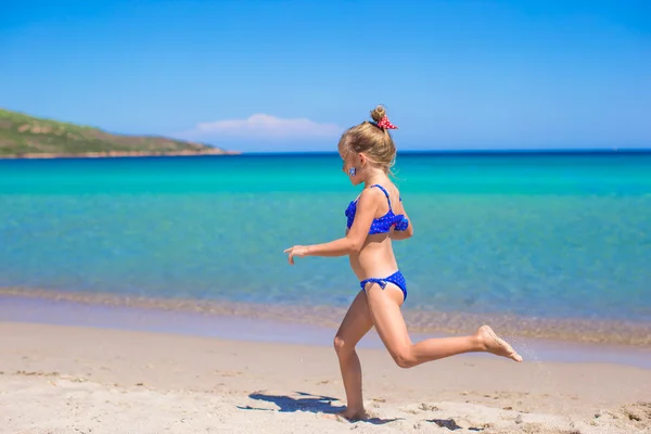 Underbar liten flicka ha kul på tropisk strand under semestern — Stockfoto