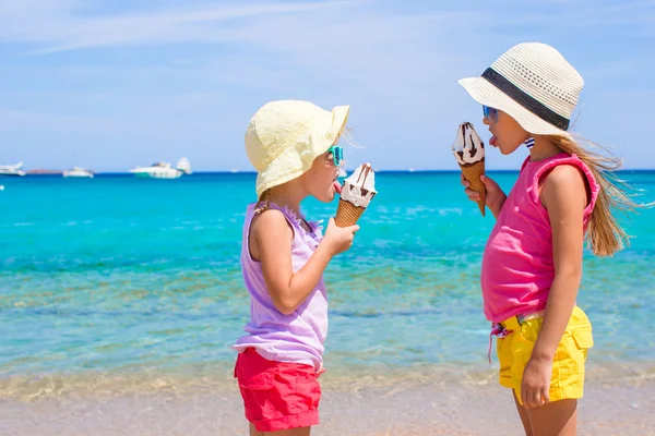 Niños adorables comiendo helado en la playa tropical — Foto de Stock