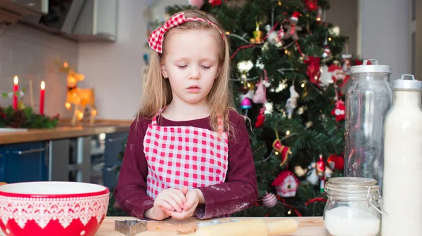 Kleines entzückendes Mädchen backt Weihnachtsplätzchen zu Hause — Stockfoto