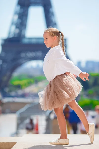 Adorable niña en París fondo de la torre Eiffel durante las vacaciones de verano —  Fotos de Stock