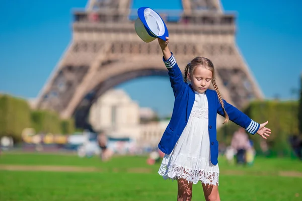 Imádnivaló boldog kislány Párizs háttérben az Eiffel-torony, nyaralás alatt — Stock Fotó