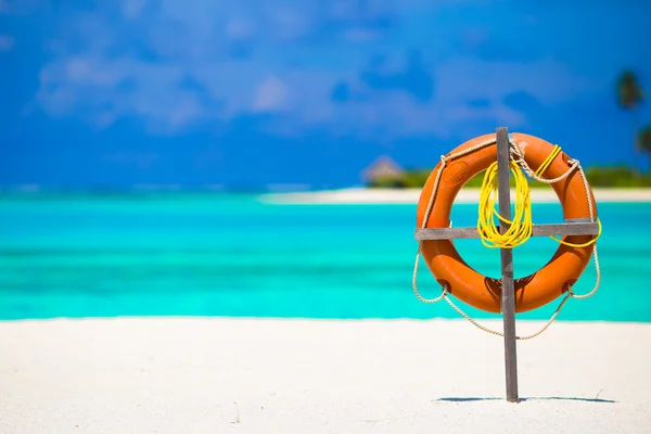 Bouée de sauvetage sur la plage de sable blanc tropical — Photo